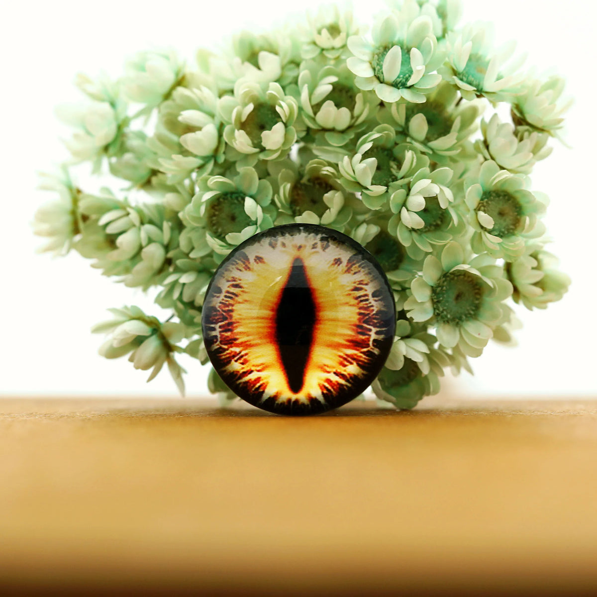 dragon-eye-cabochon-close-up-glass-detail-zaranss-mart