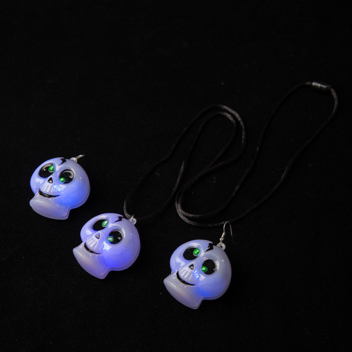 glow-in-the-dark-ghost-head-necklace-zaranss-mart