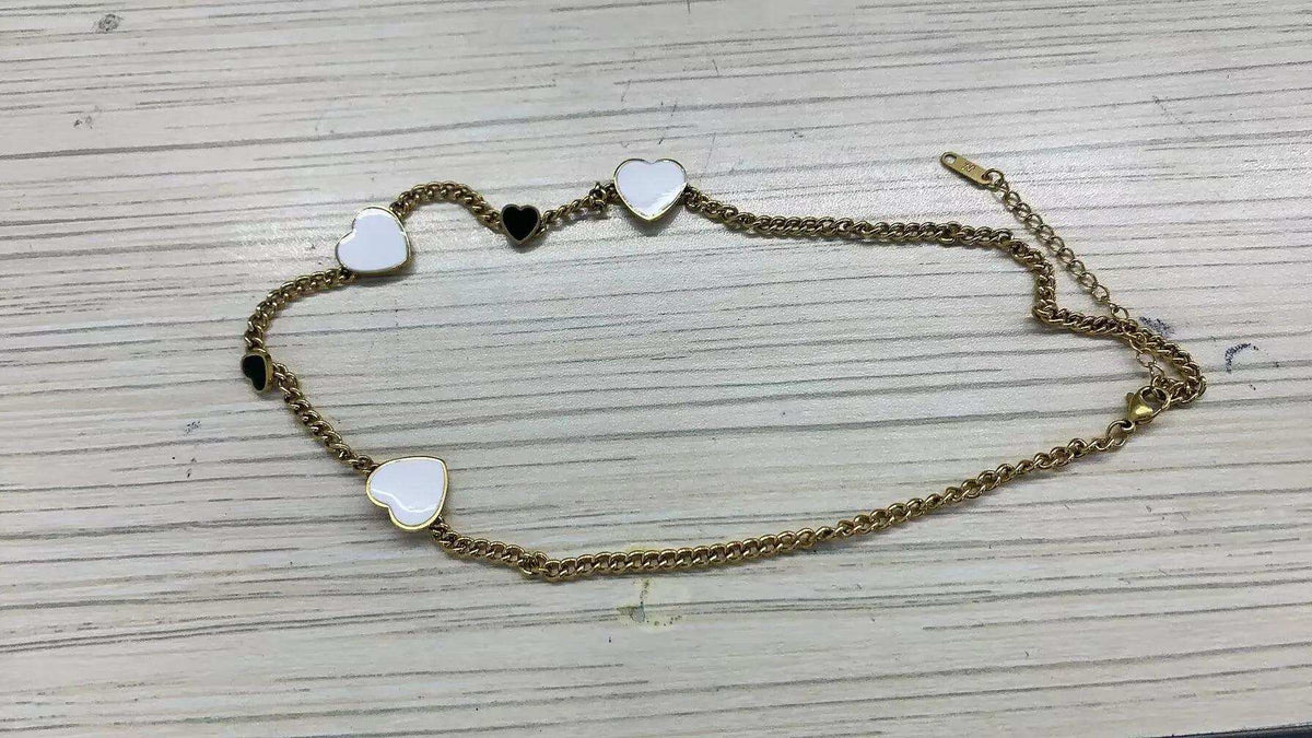 gold-chain-necklace-flat-lay-detail-zaranss-mart