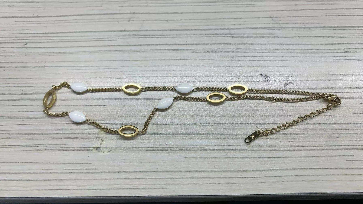 gold-chain-necklace-wood-surface-detail-zaranss-mart